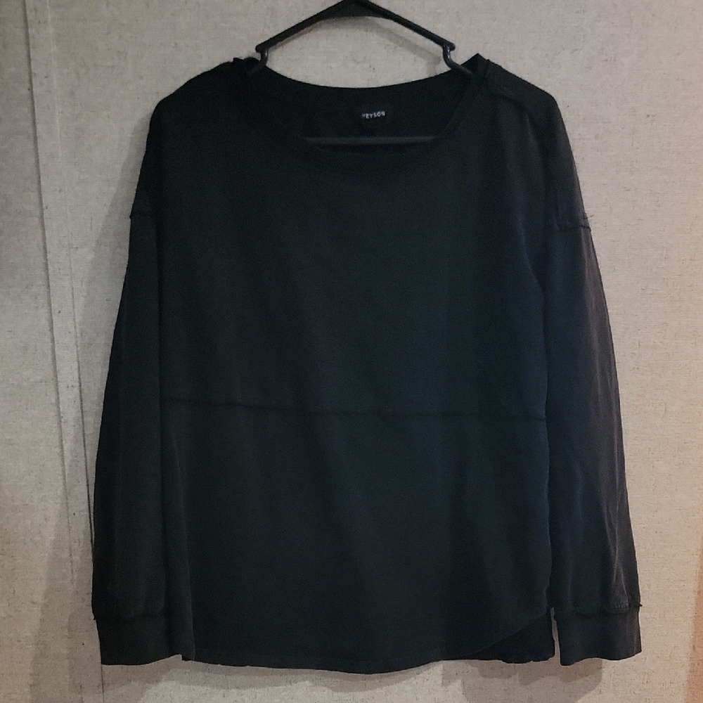 Classic Black Crewneck Sweater with Full-Length Sleeves